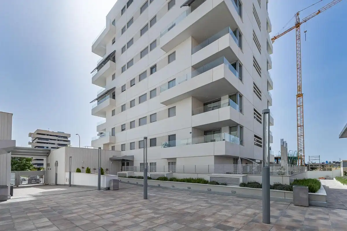 Vista exterior de Piso de alquiler en Granada con Terraza, Amueblado y Piscina comunitaria