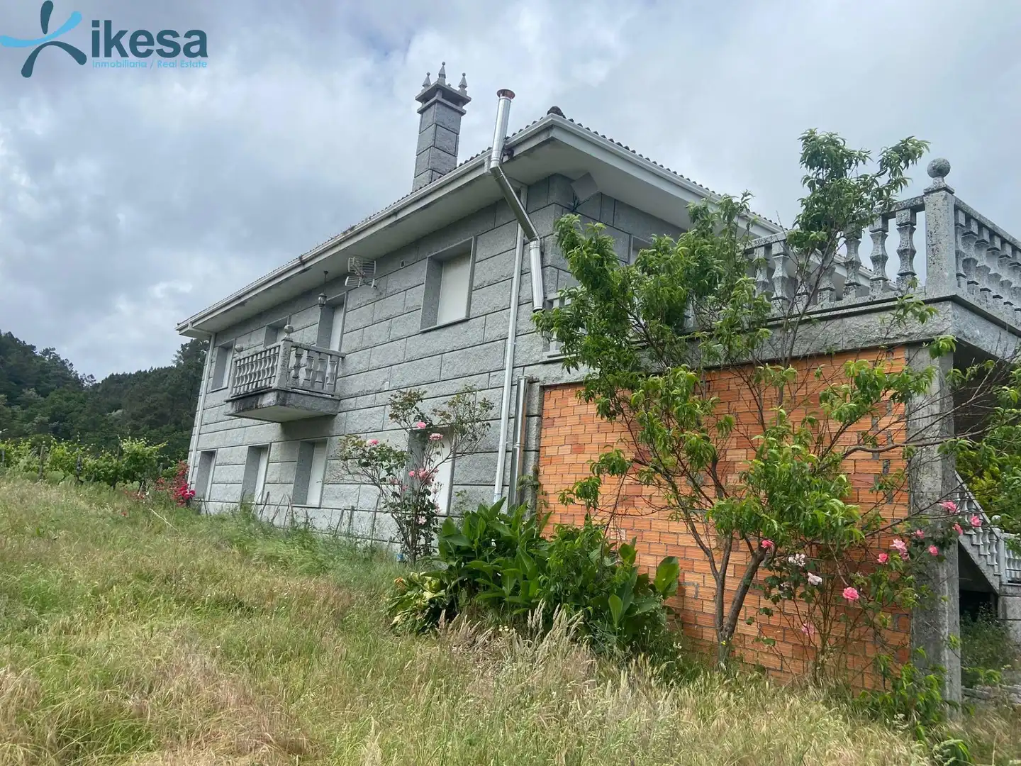 Vista exterior de Casa o xalet en venda en Entrimo amb Jardí privat