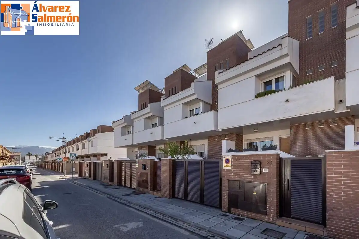 Vista exterior de Casa adosada en venta en Churriana de la Vega con Aire acondicionado, Calefacción y Terraza