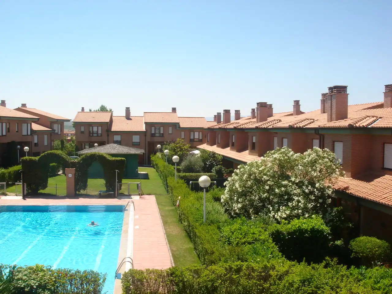 Piscina de Casa adosada en venta en Haro con Calefacción, Jardín privado y Terraza