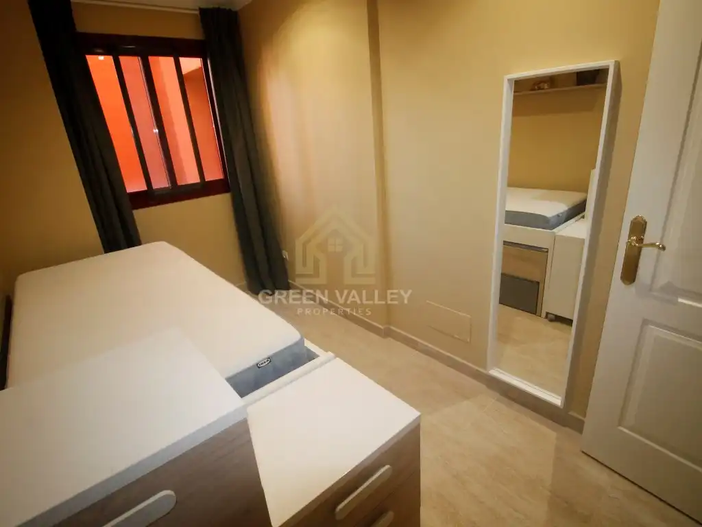 Schlafzimmer von Wohnung zum Verkauf in Marbella mit Klimaanlage, Privatgarten und Terrasse