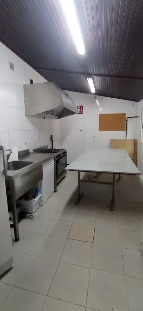 Cuina de Casa o xalet en venda en Oviedo  amb Calefacció i Parquet