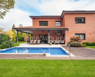 Vista exterior de Casa o xalet en venda en Sant Cugat del Vallès amb Aire condicionat, Calefacció i Jardí privat