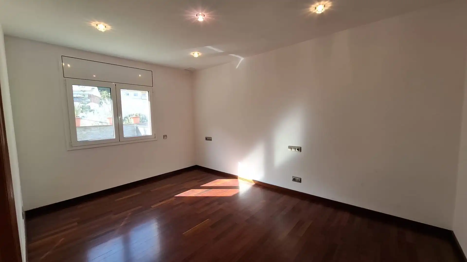 Dormitori de Casa o xalet en venda en Vallirana amb Aire condicionat i Terrassa