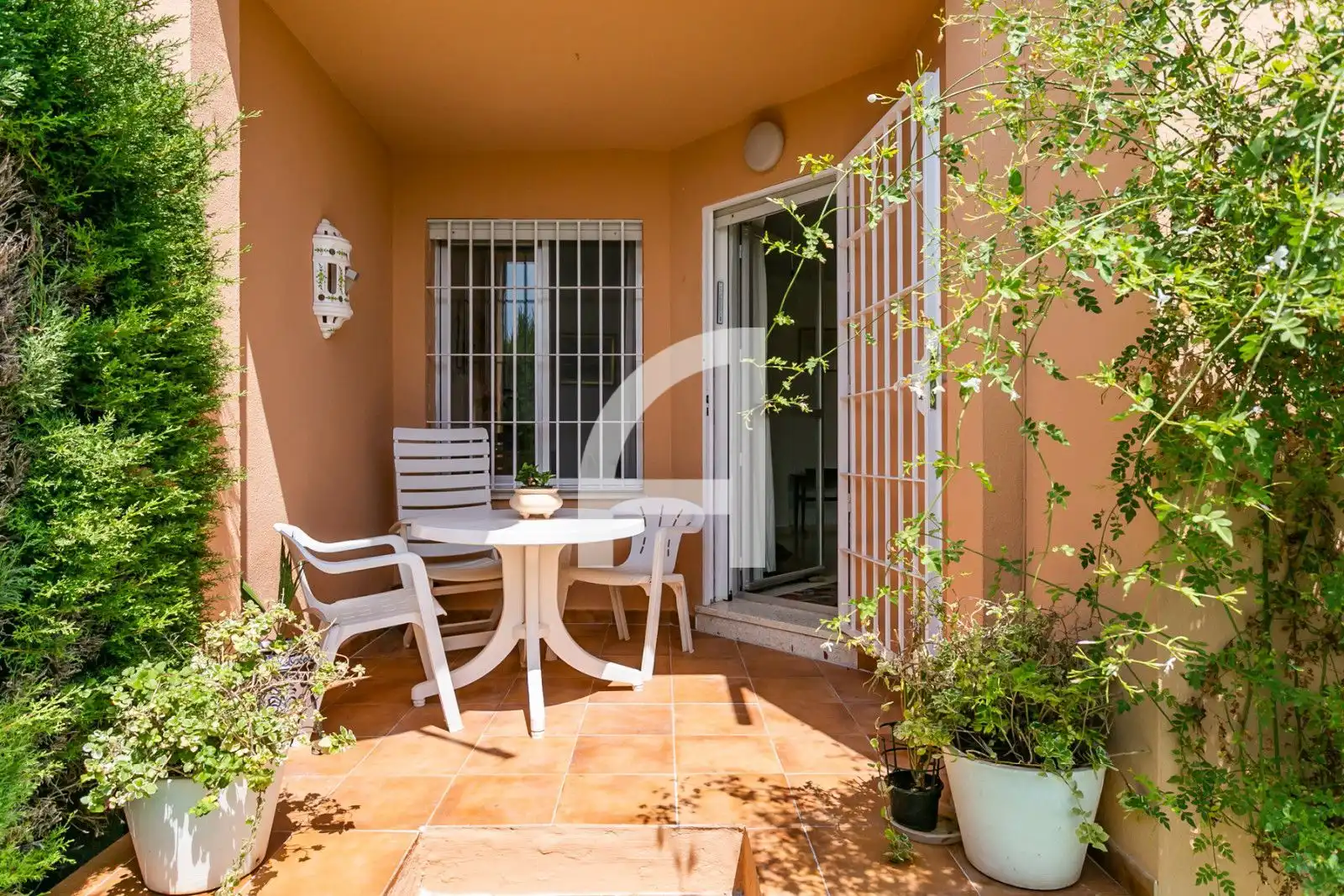 Terrasse von Einfamilien-Reihenhaus zum Verkauf in Estepona mit Heizung, Terrasse und Schwimmbad