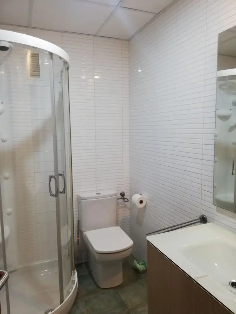 Baño de Piso de alquiler en Huelva con Aire acondicionado, Amueblado y Balcón
