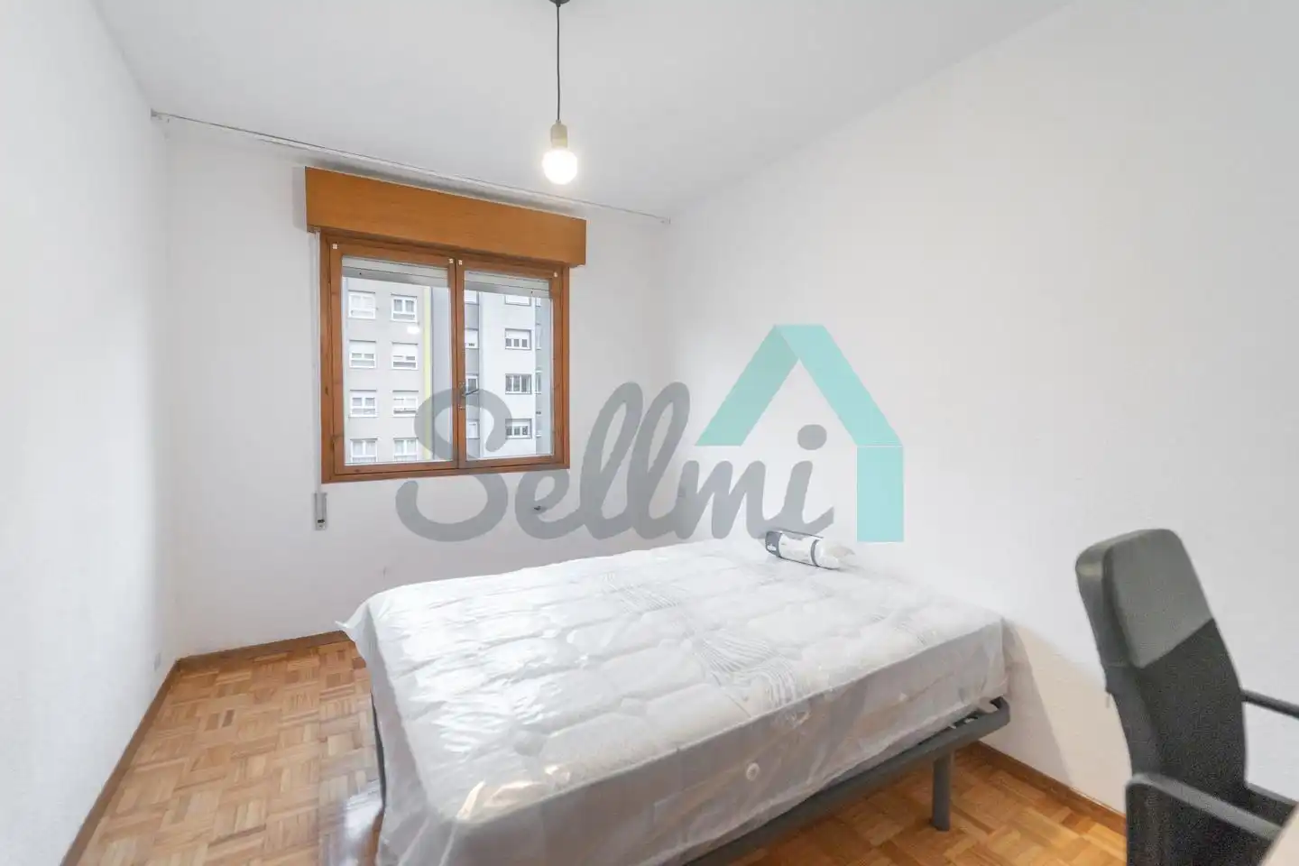 Bedroom of Flat for share in Oviedo   with Heating, Parquet flooring and Furnished