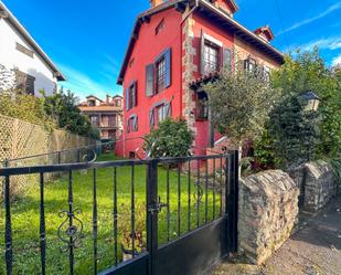 Vista exterior de Casa o xalet en venda en Cabezón de la Sal amb Calefacció, Jardí privat i Terrassa