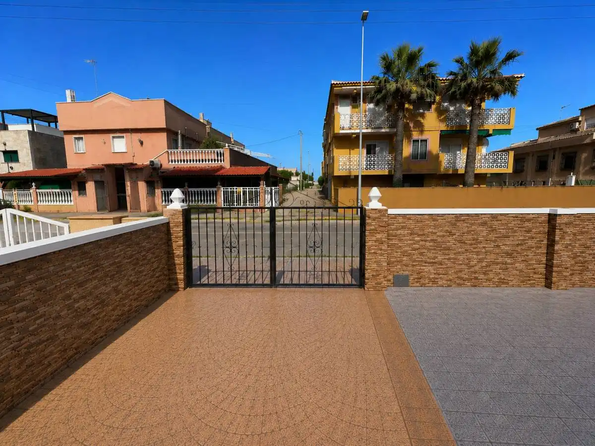 Vista exterior de Pis de lloguer en Torrevieja amb Calefacció i Moblat