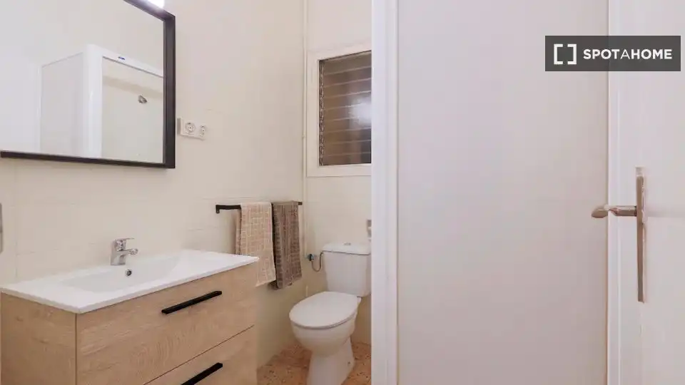 Baño de Piso de alquiler en Barcelona con Aire acondicionado, Calefacción y Amueblado