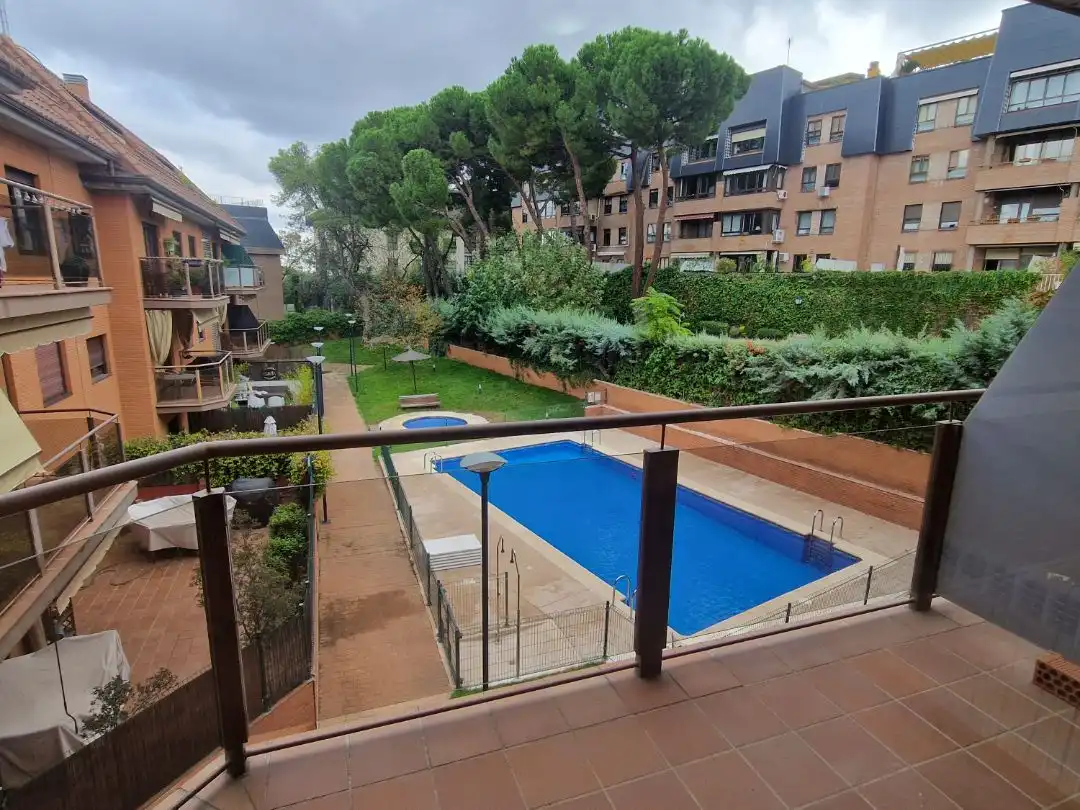 Schwimmbecken von Wohnung zum Verkauf in Las Rozas de Madrid mit Klimaanlage, Terrasse und Schwimmbad