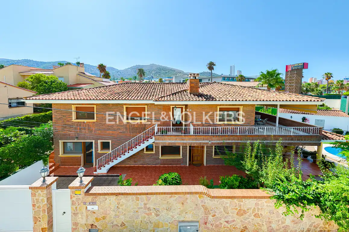 Vista exterior de Casa o chalet en venta en Benidorm con Aire acondicionado, Jardín privado y Piscina