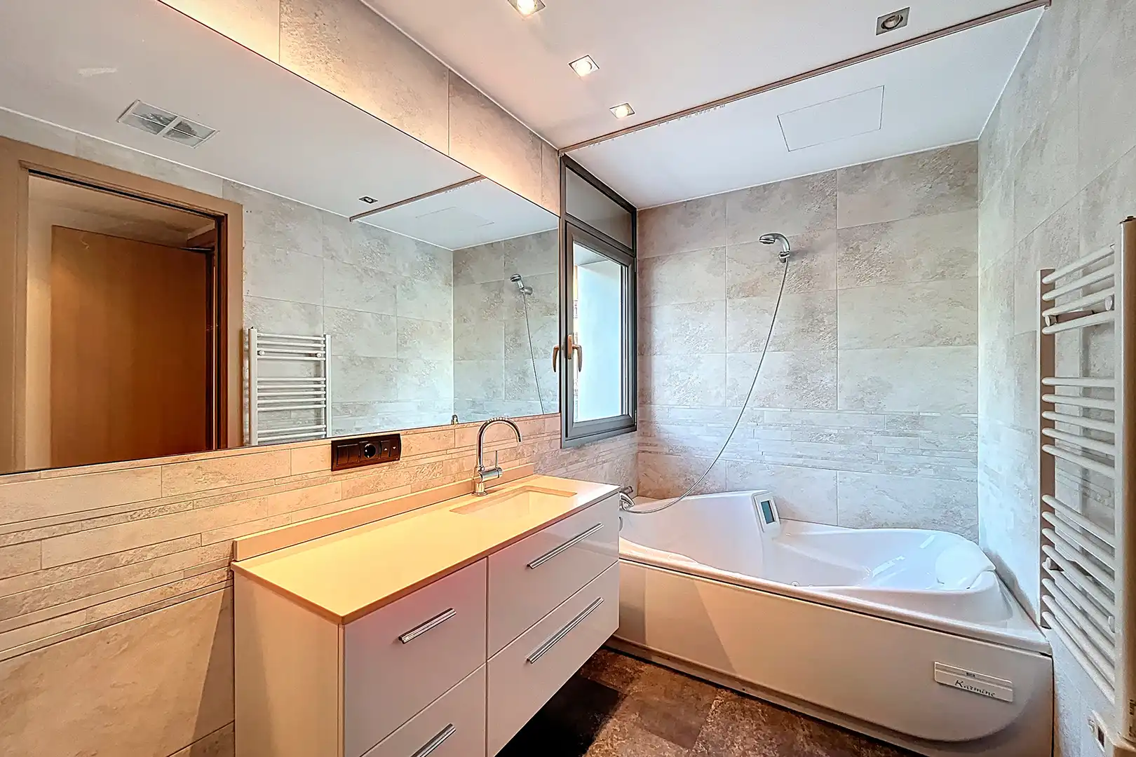 Bathroom of Attic for sale in Escaldes – Engordany  with Air Conditioner, Heating and Terrace
