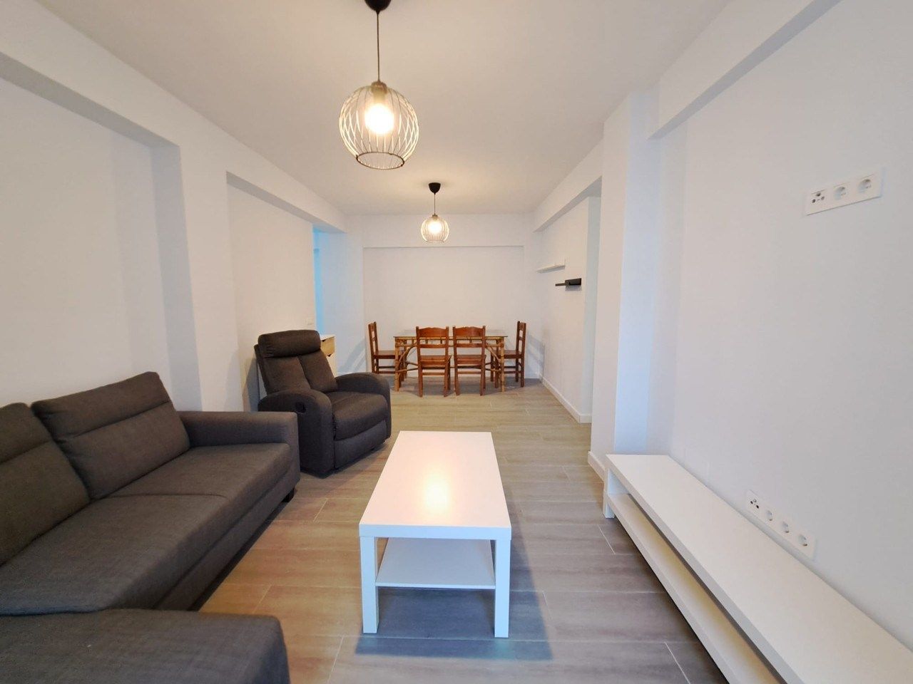 Sala d'estar de Pis de lloguer en Fuengirola amb Aire condicionat, Terrassa i Moblat