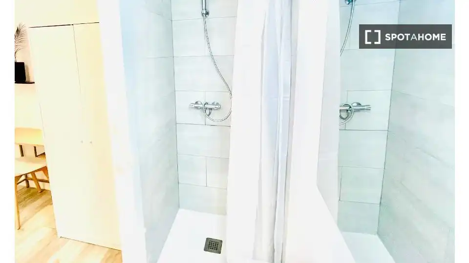 Bathroom of Flat for share in Madrid  with Air Conditioner, Heating and Terrace