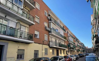 Außenansicht von Wohnung zum verkauf in  Madrid Capital mit Balkon