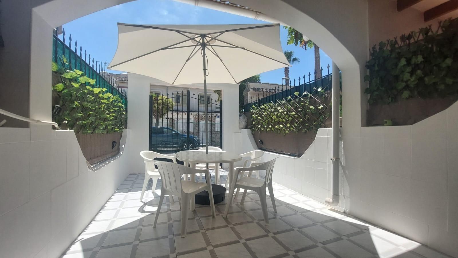 Terrassa de Casa adosada en venda en Los Alcázares amb Jardí privat