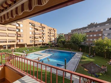 Pis amb piscina en venda a Calle Virgen del Monte 12