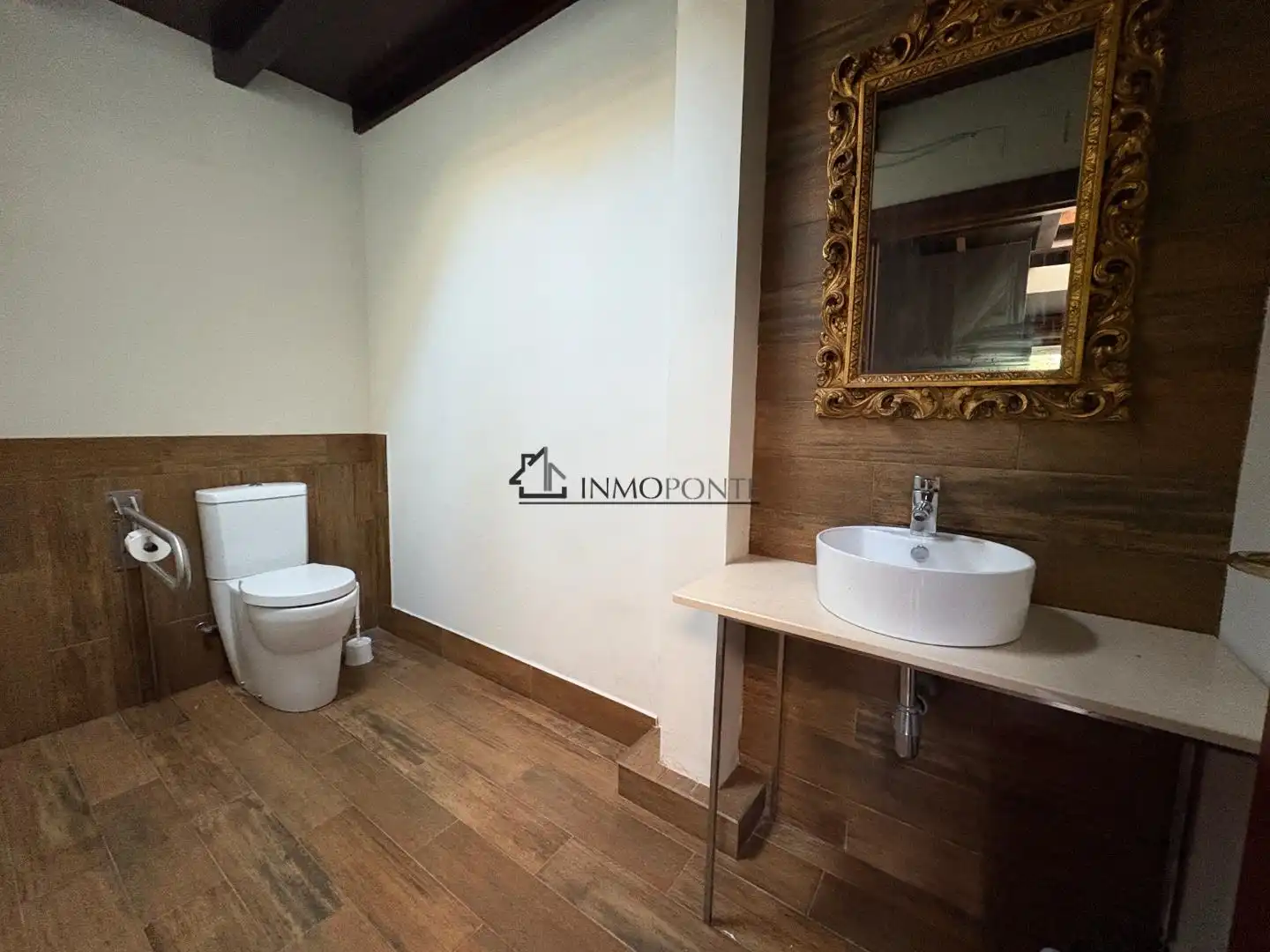 Bany de Casa o xalet en venda en Pontevedra Capital  amb Jardí privat