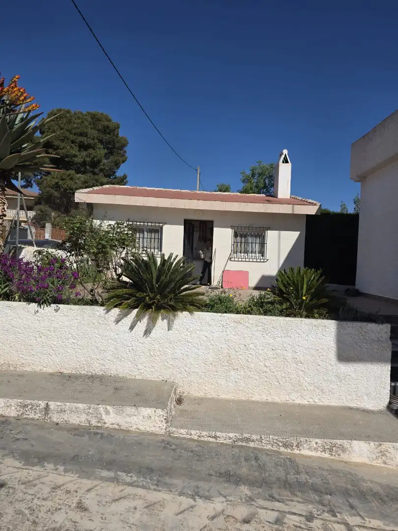 Vista exterior de Casa o xalet en venda en Llíria amb Jardí privat, Terrassa i Piscina