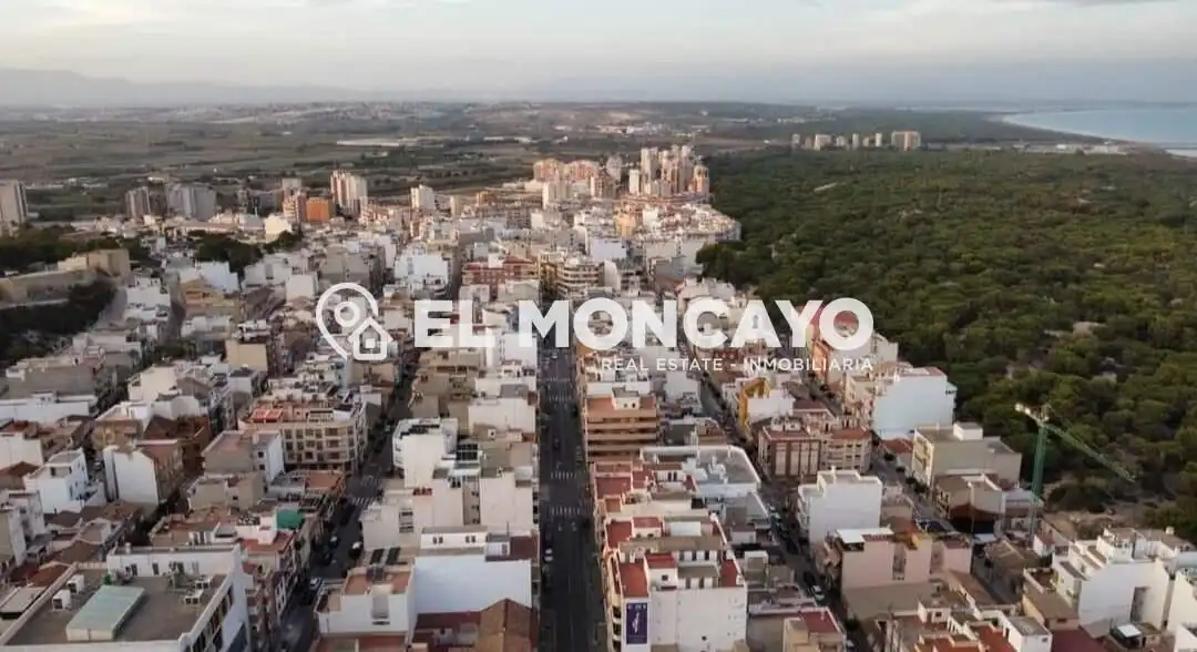 Vista exterior de Casa adosada en venda en Guardamar del Segura amb Terrassa, Traster i Moblat