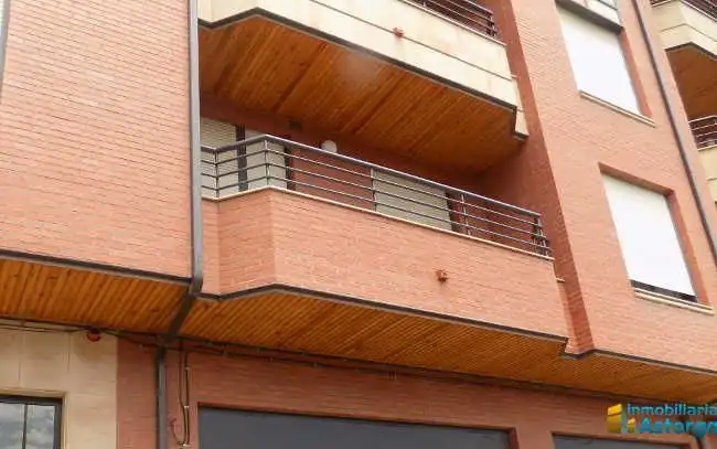 Außenansicht von Wohnung zur Miete in Astorga mit Heizung, Parkett und Terrasse