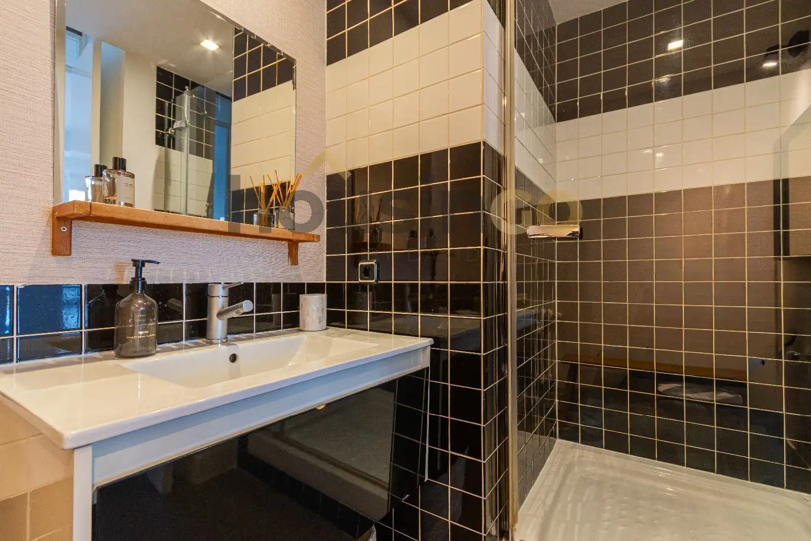 Bathroom of Flat for rent in Madrid  with Air Conditioner, Heating and Parquet flooring