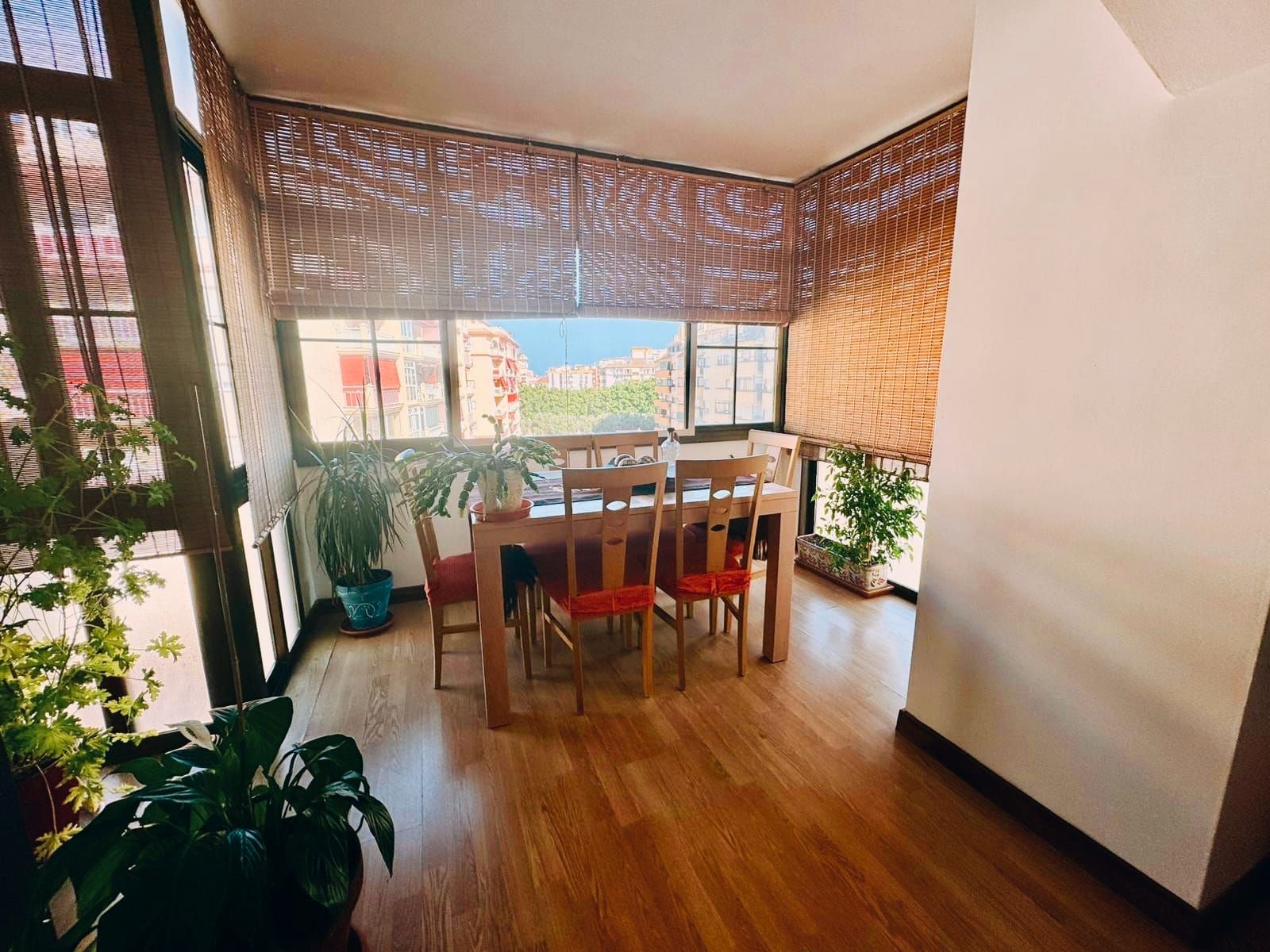 Menjador de Apartament en venda en Fuengirola amb Parquet, Terrassa i Moblat