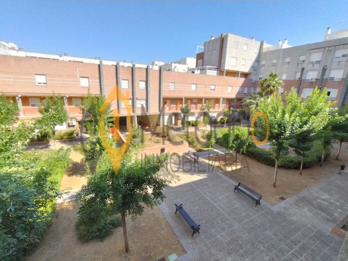 Vista exterior de Dúplex en venda en  Sevilla Capital amb Aire condicionat i Traster