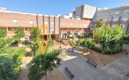 Vista exterior de Dúplex en venda en  Sevilla Capital amb Aire condicionat i Traster