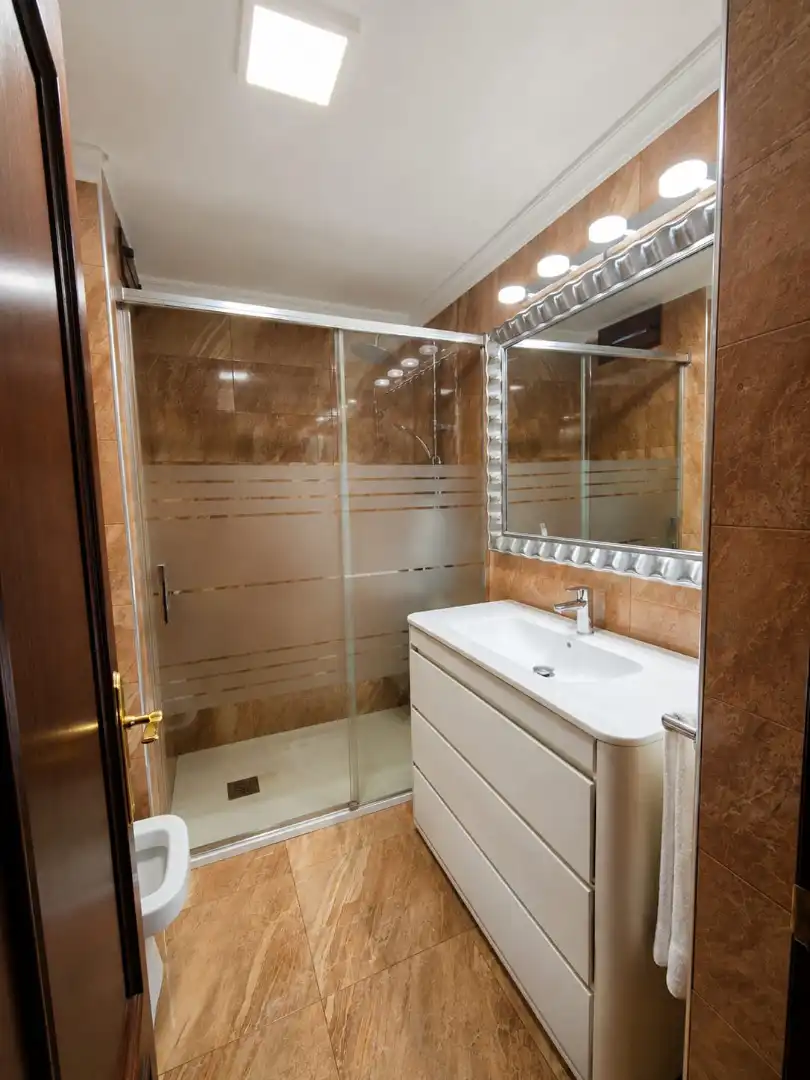 Badezimmer von Wohnung zur Miete in Madrid mit Klimaanlage, Heizung und Möbliert