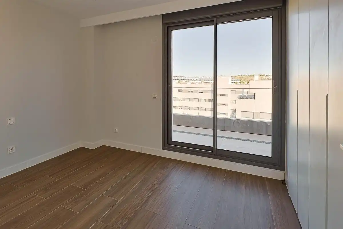 Schlafzimmer von Dachboden zur Miete in Boadilla del Monte mit Terrasse, Abstellraum und Gemeinschaftspool