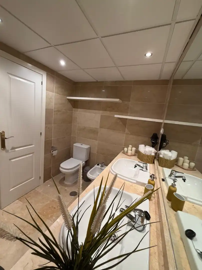 Baño de Apartamento de alquiler en Mijas con Aire acondicionado, Calefacción y Jardín privado