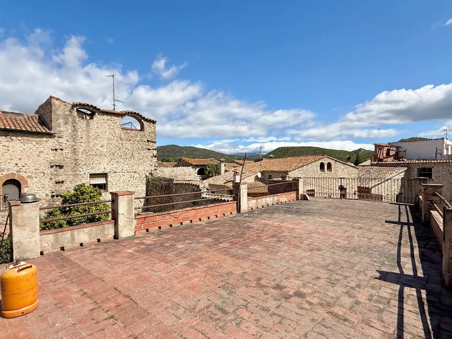 Außenansicht von Country house zum Verkauf in Boadella i les Escaules mit Heizung, Terrasse und Abstellraum