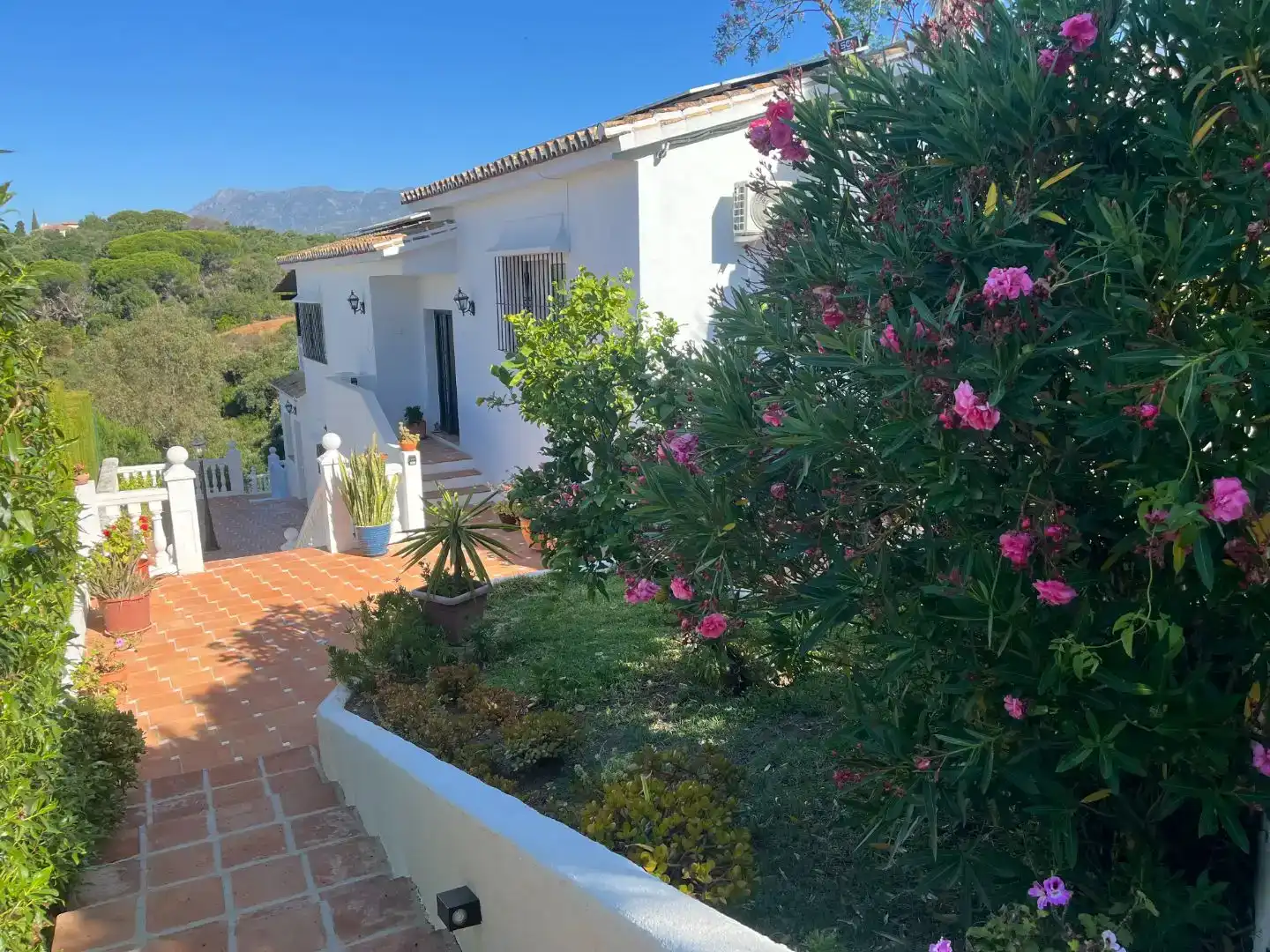 Vista exterior de Casa o xalet en venda en Marbella amb Aire condicionat i Piscina