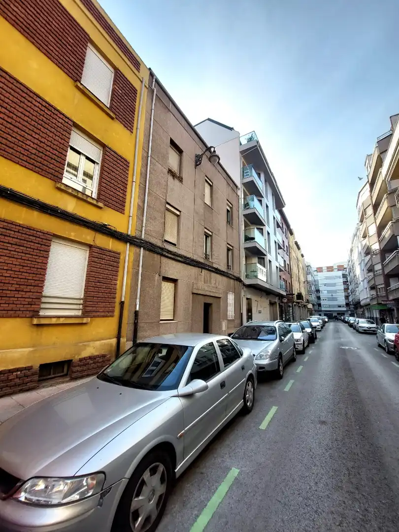 Außenansicht von Wohnung zum Verkauf in León Capital  mit Heizung, Privatgarten und Abstellraum