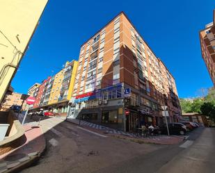 Vista exterior de Pis de lloguer en Cuenca Capital amb Calefacció, Terrassa i Moblat