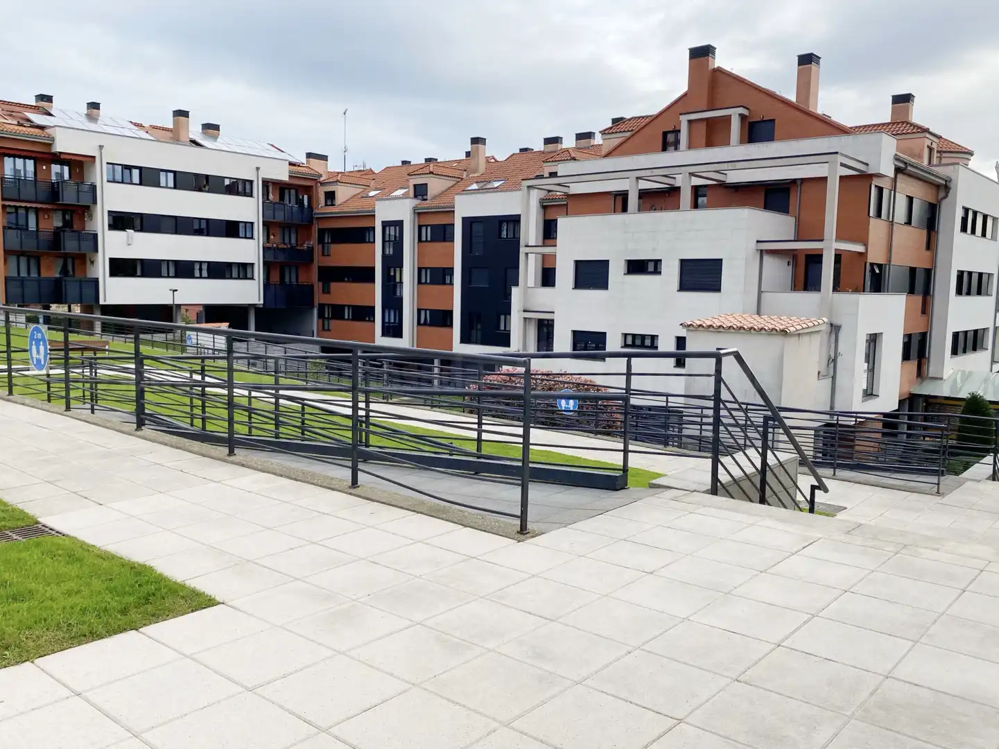 Außenansicht von Wohnung zur Miete in Gijón  mit Heizung, Privatgarten und Parkett