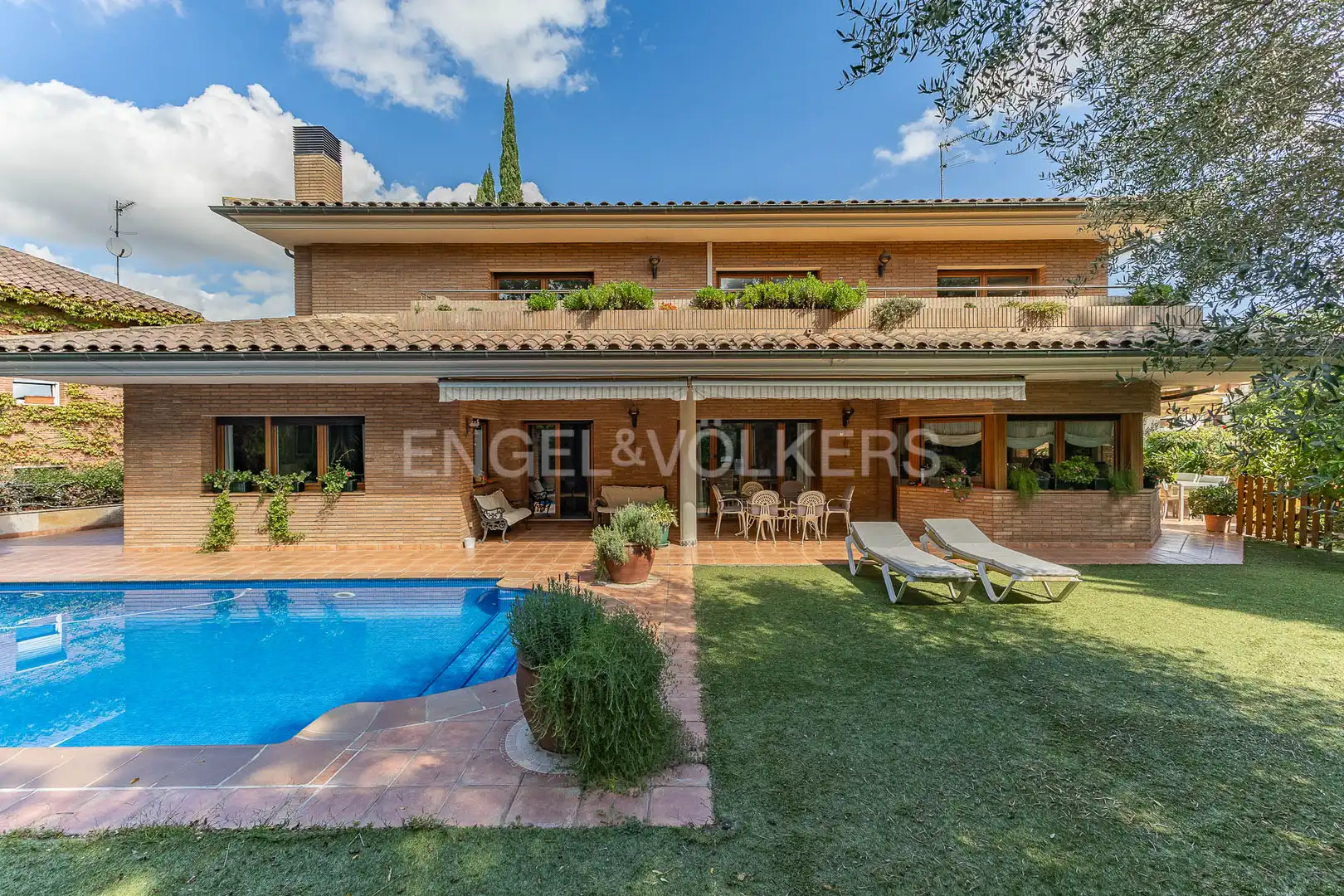 Vista exterior de Casa o chalet de alquiler en Sant Cugat del Vallès con Calefacción, Jardín privado y Piscina