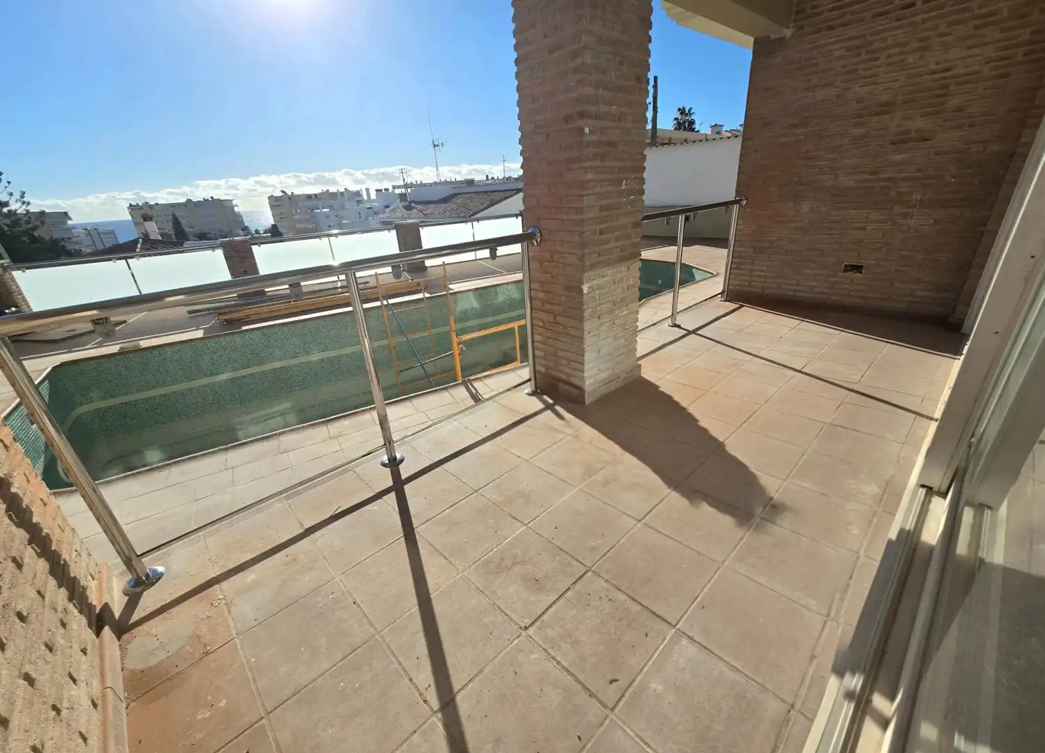 Vista exterior de Dúplex en venta en Torremolinos con Jardín privado, Terraza y Trastero