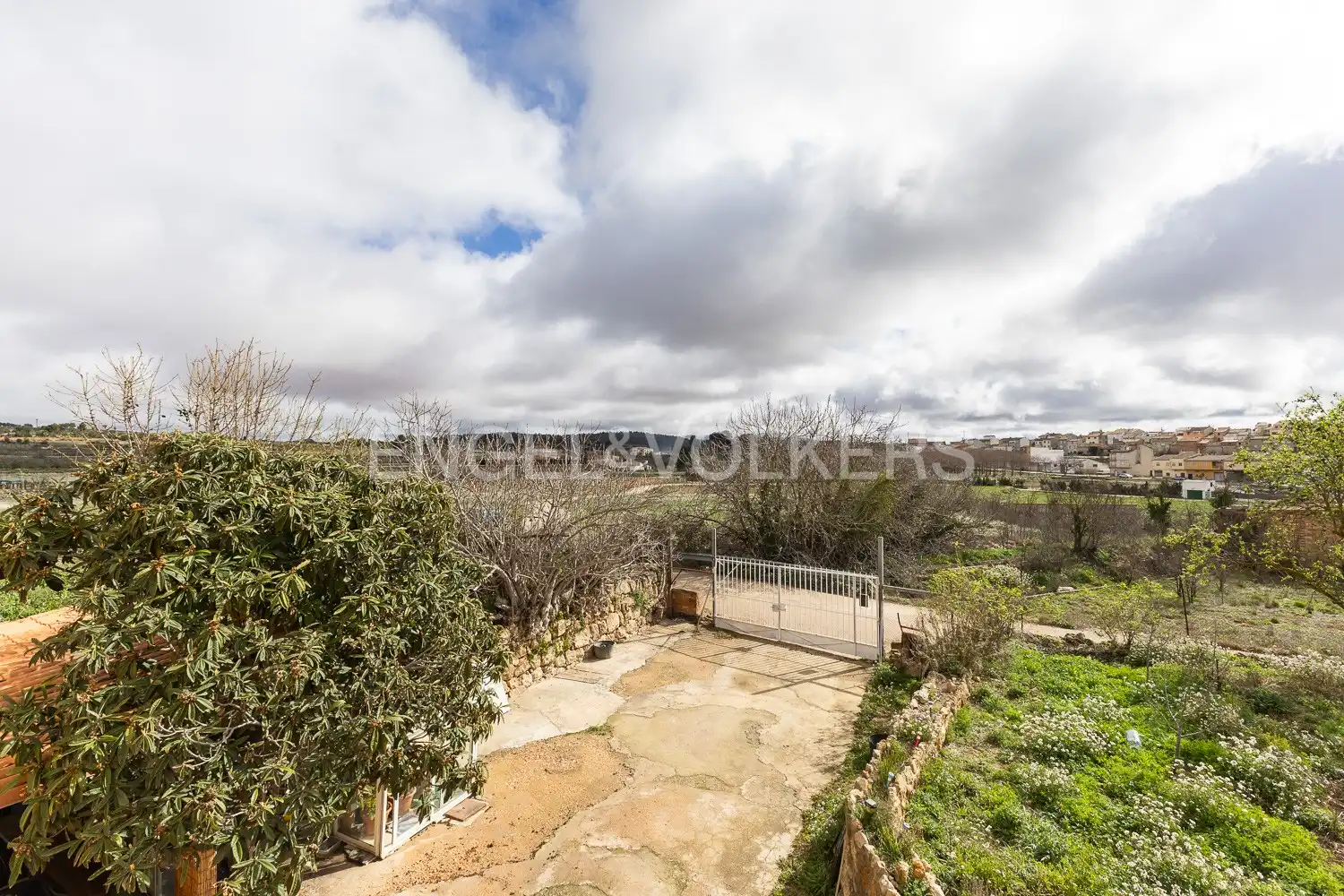 Vista exterior de Finca rústica en venda en Requena amb Aire condicionat, Calefacció i Jardí privat