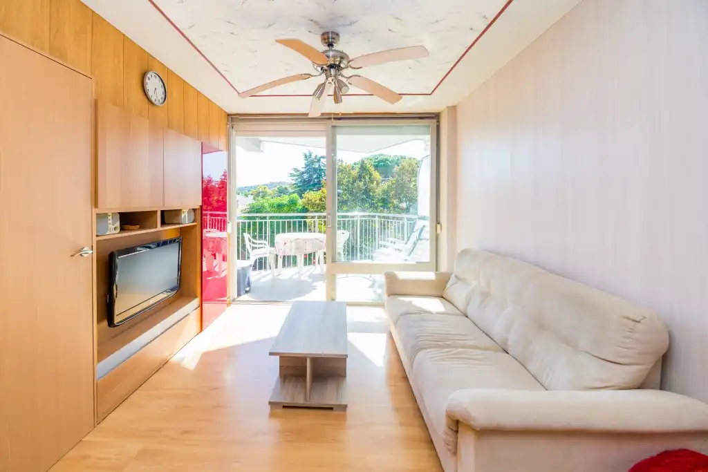 Sala de estar de Piso en venta en Castell d'Aro, Platja d'Aro i s'Agaró con Calefacción, Amueblado y Balcón