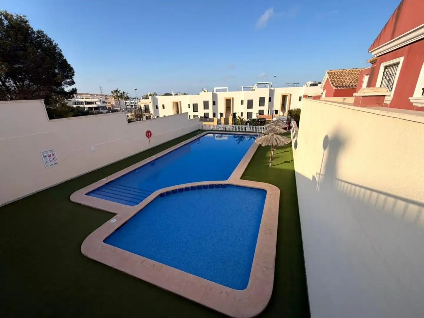 Piscina de Casa adosada en venda en Orihuela amb Aire condicionat, Piscina i Moblat