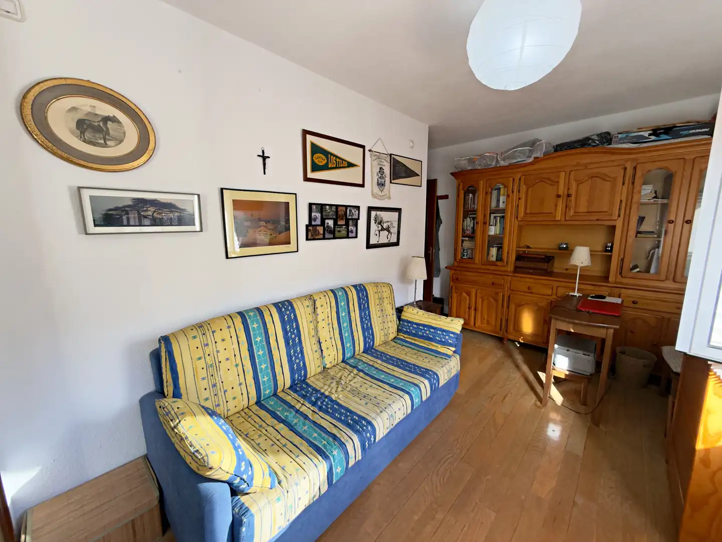 Sala d'estar de Casa o xalet en venda en Oviedo  amb Calefacció, Jardí privat i Parquet