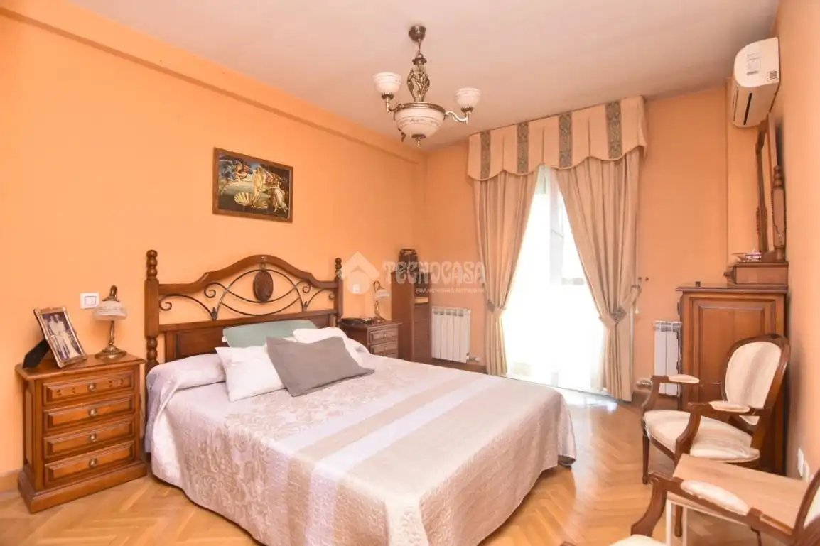 Habitación de Casa adosada en venta en Villaviciosa de Odón con Aire acondicionado, Calefacción y Piscina
