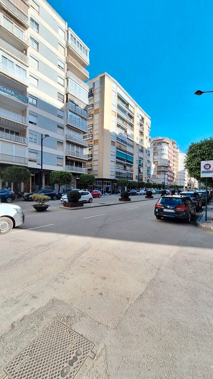 Vista exterior de Oficina de lloguer en Alzira amb Aire condicionat i Balcó