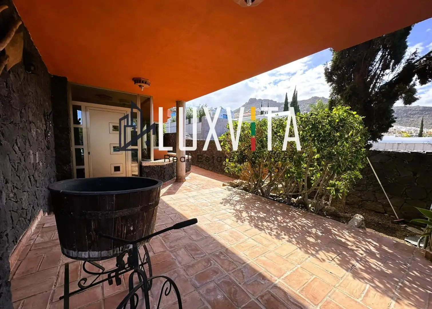 Vista exterior de Casa o xalet en venda en Adeje amb Aire condicionat, Calefacció i Jardí privat