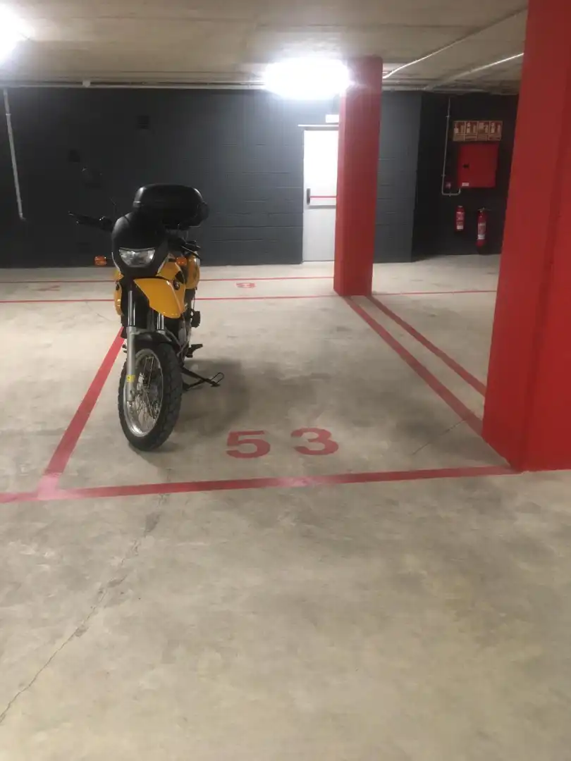 Moto con ascensore in affitto a Avinguda de la Llosa 8