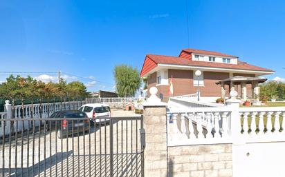 Vista exterior de Casa o xalet de lloguer en Villaescusa (Cantabria) amb Calefacció, Jardí privat i Terrassa