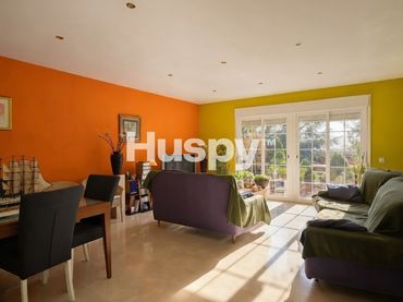 House with balcony for sale in Calle Mondalindo 23